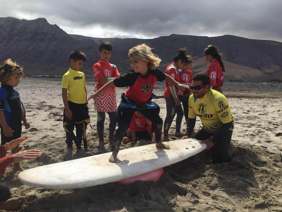 Ya han empezado los cursos de verano de surf para niños 12